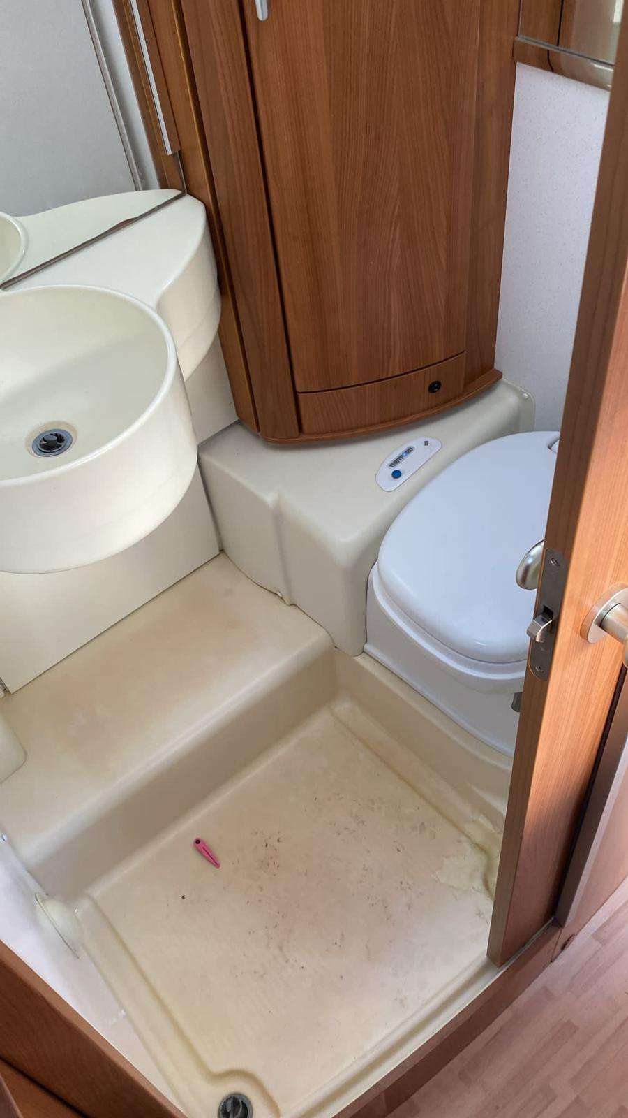 AUTOCARAVANA PERFILADA MINI HYMER ERIBA VAN - Imagen 8