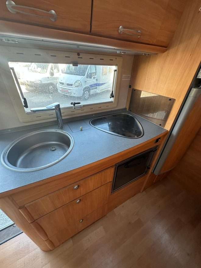 AUTOCARAVANA PERFILADA ADRIA GARAGE - Imagen 5