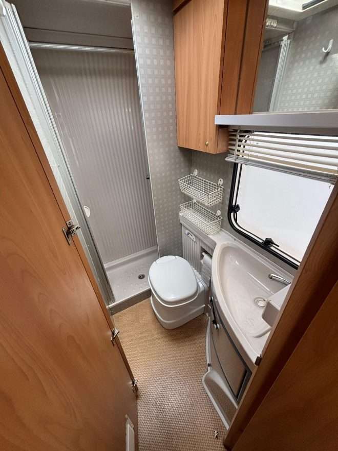 RESERVADA!!!AUTOCARAVANA PERFILADA BURSTNER T602 - Imagen 4