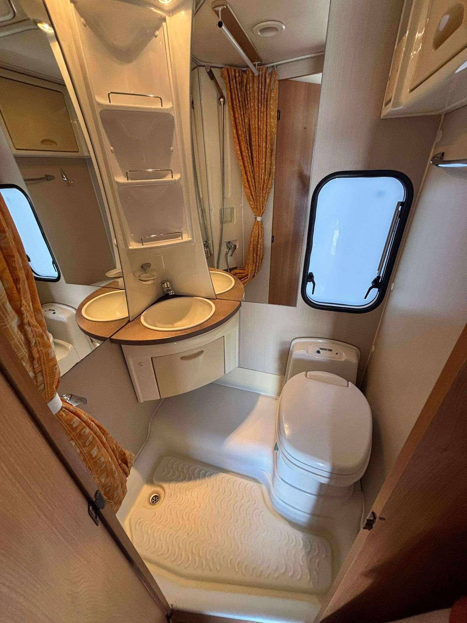 RESERVADA!!!AUTOCARAVANA PERFILADA MINI CHAUSSON FLASH 04 GARAGE - Imagen 6