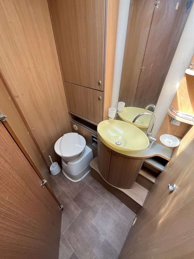 AUTOCARAVANA PERFILADA BURSTNER PRIVILEGE CAMA ISLA - Imagen 2