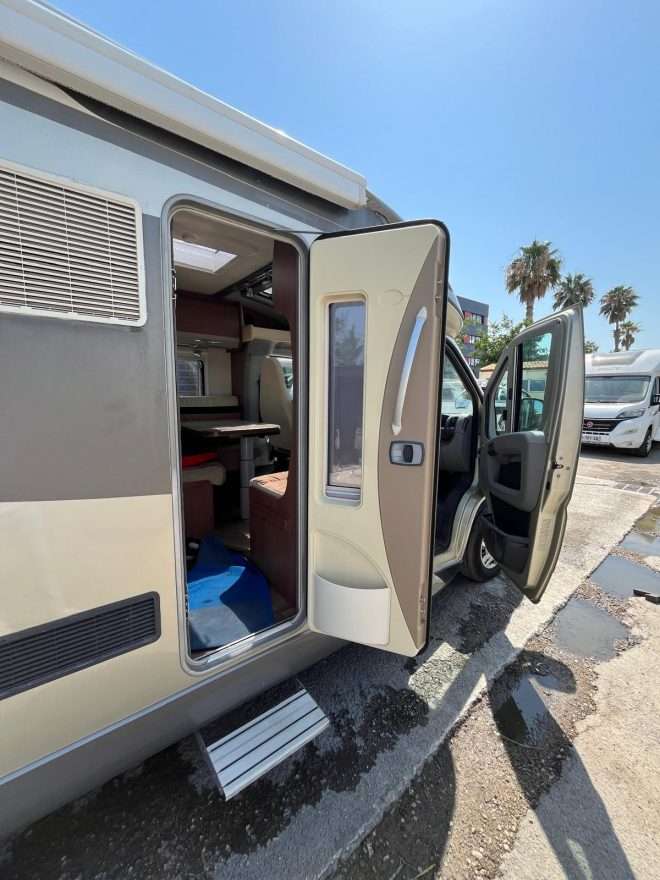 AUTOCARAVANA PERFILADA BURSTNER PRIVILEGE CAMA ISLA - Imagen 3
