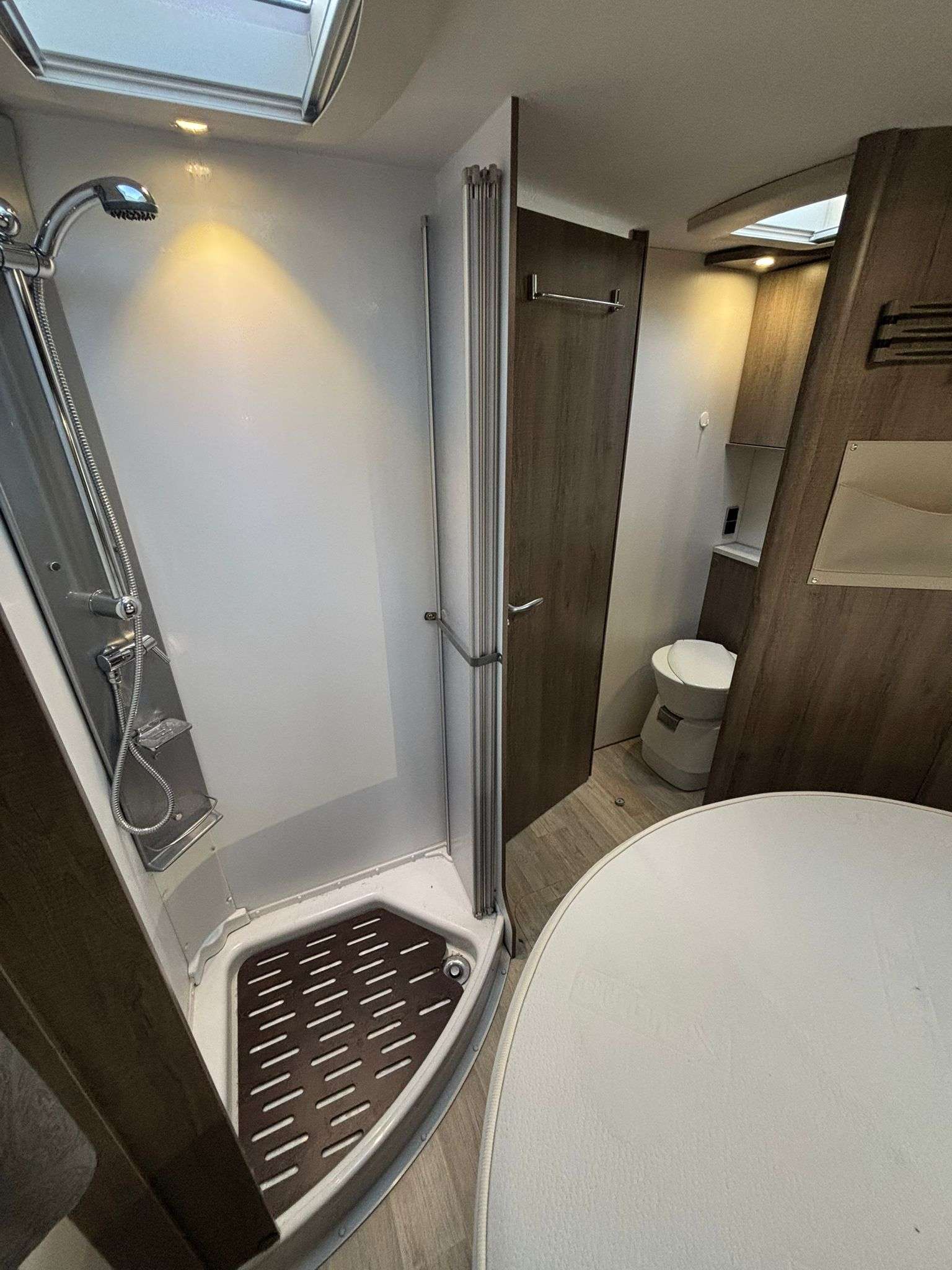 AUTOCARAVANA PERFILADA BAVARIA T705 CAMA ISLA - Imagen 13