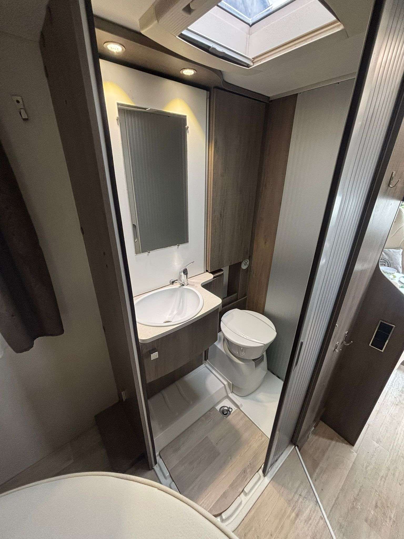 AUTOCARAVANA PERFILADA BAVARIA T650 STYLE/ CAMA ISLA - Imagen 11