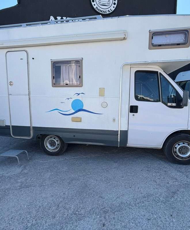 AUTOCARAVANA CAPUCHINA  DETHLEFTS CAMA EN CAPUCHINA