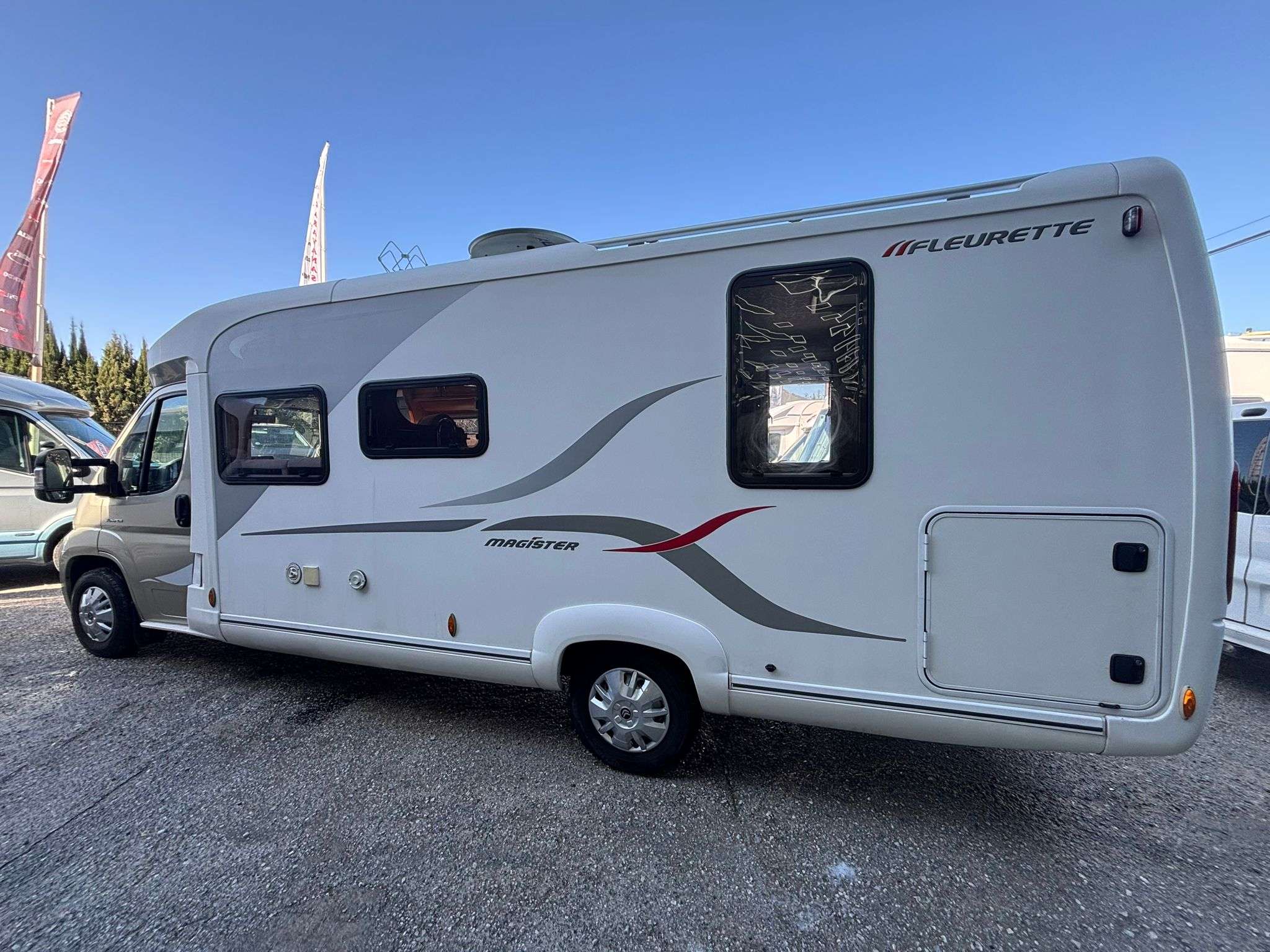 RESERVADA!!!AUTOCARAVANA PERFILADA FLEURETTE MAGISTER 73LMS CAMA ISLA - Imagen 3