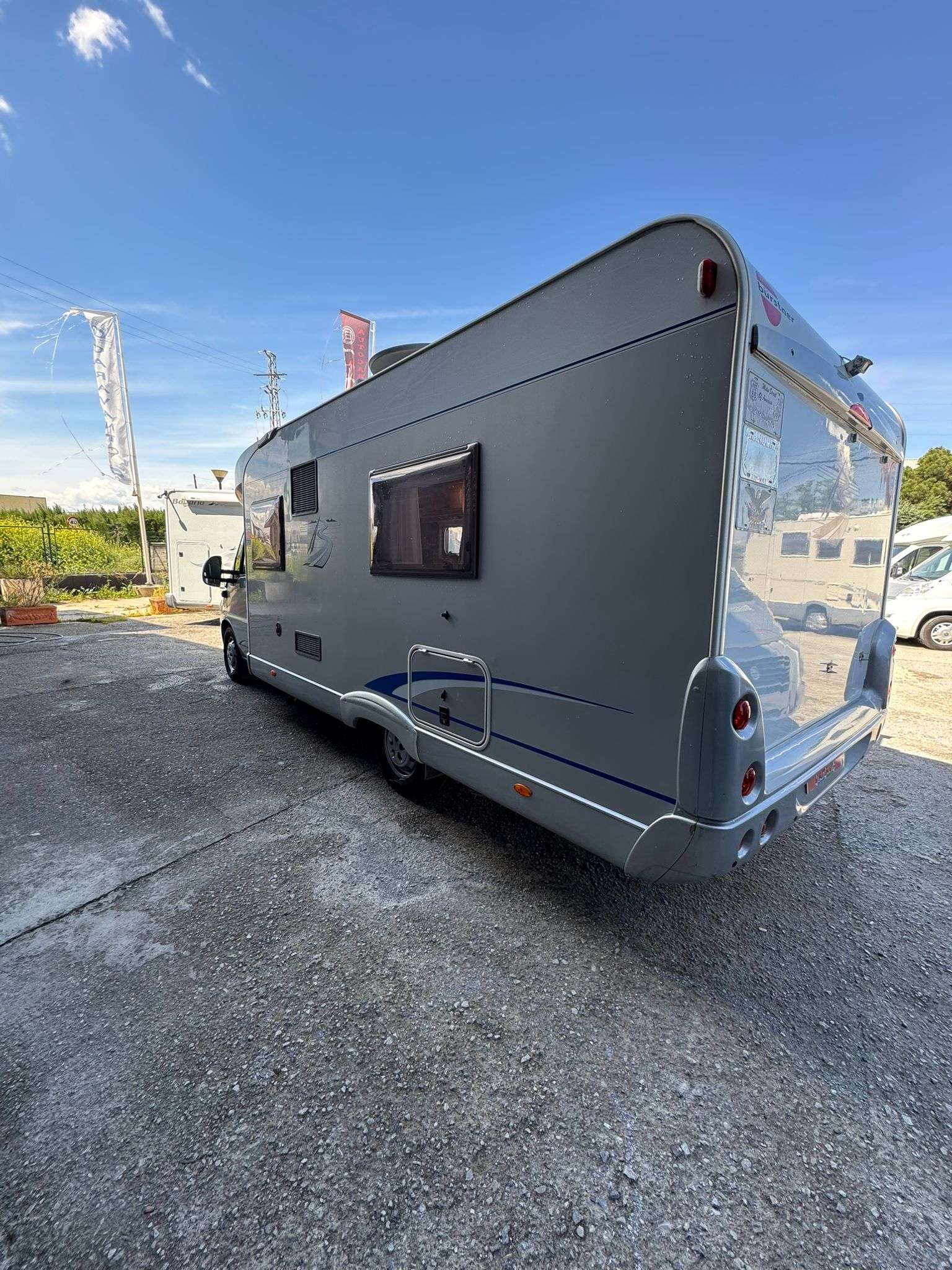 AUTOCARAVANA PERFILADA BURSTNER T700 CAMAS GEMELAS - Imagen 4