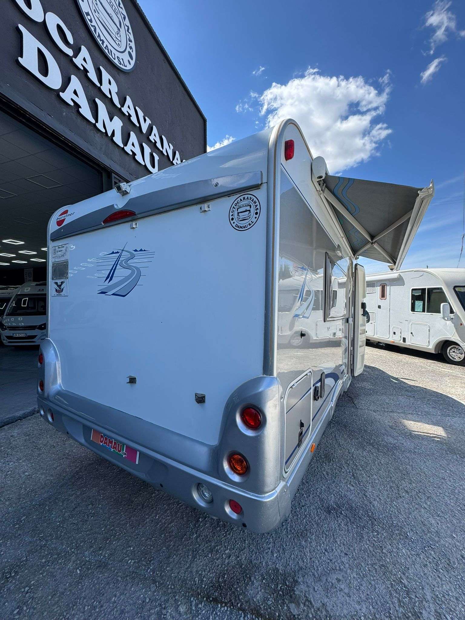 AUTOCARAVANA PERFILADA BURSTNER T700 CAMAS GEMELAS - Imagen 3