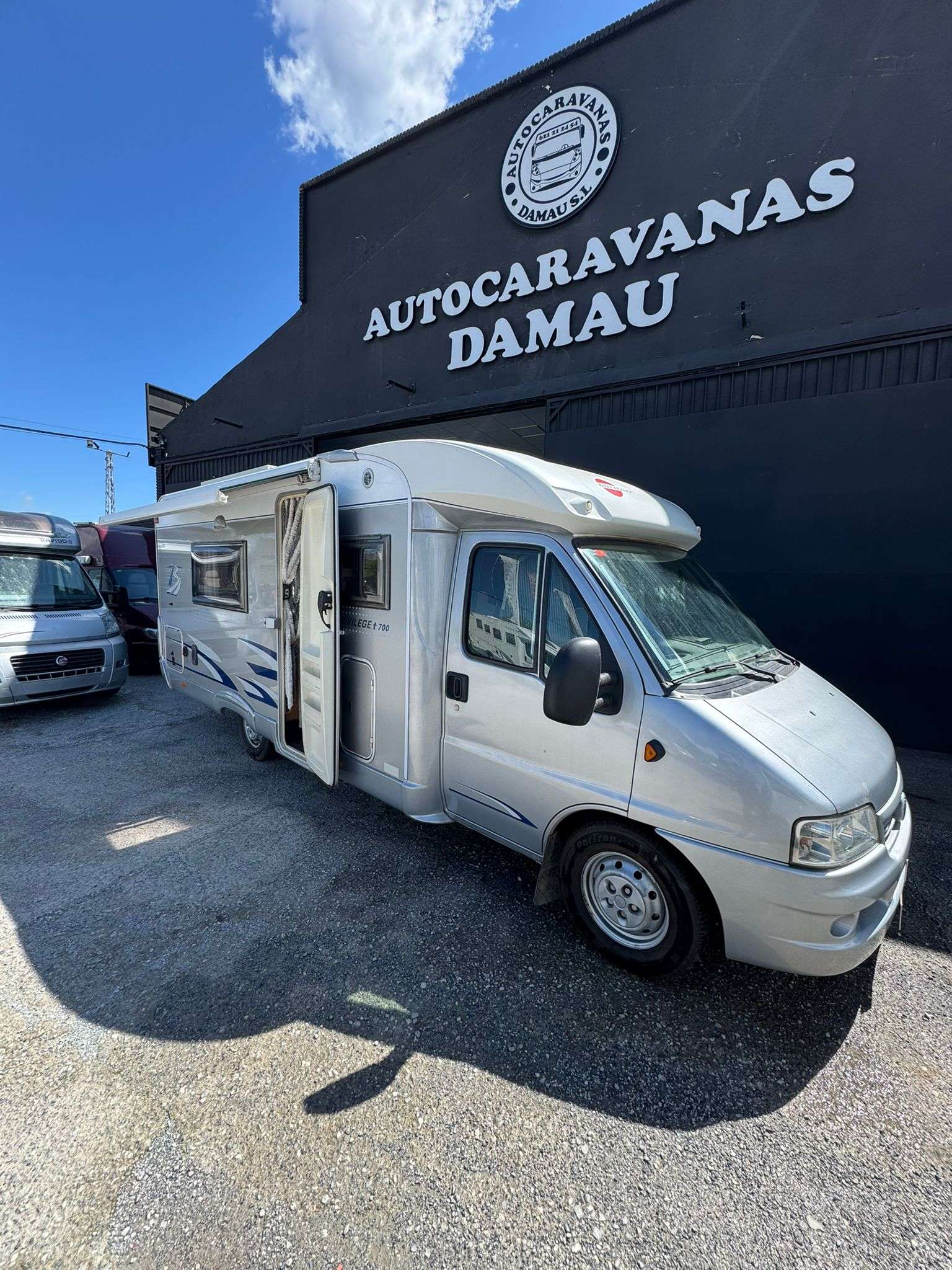 AUTOCARAVANA PERFILADA BURSTNER T700 CAMAS GEMELAS - Imagen 2