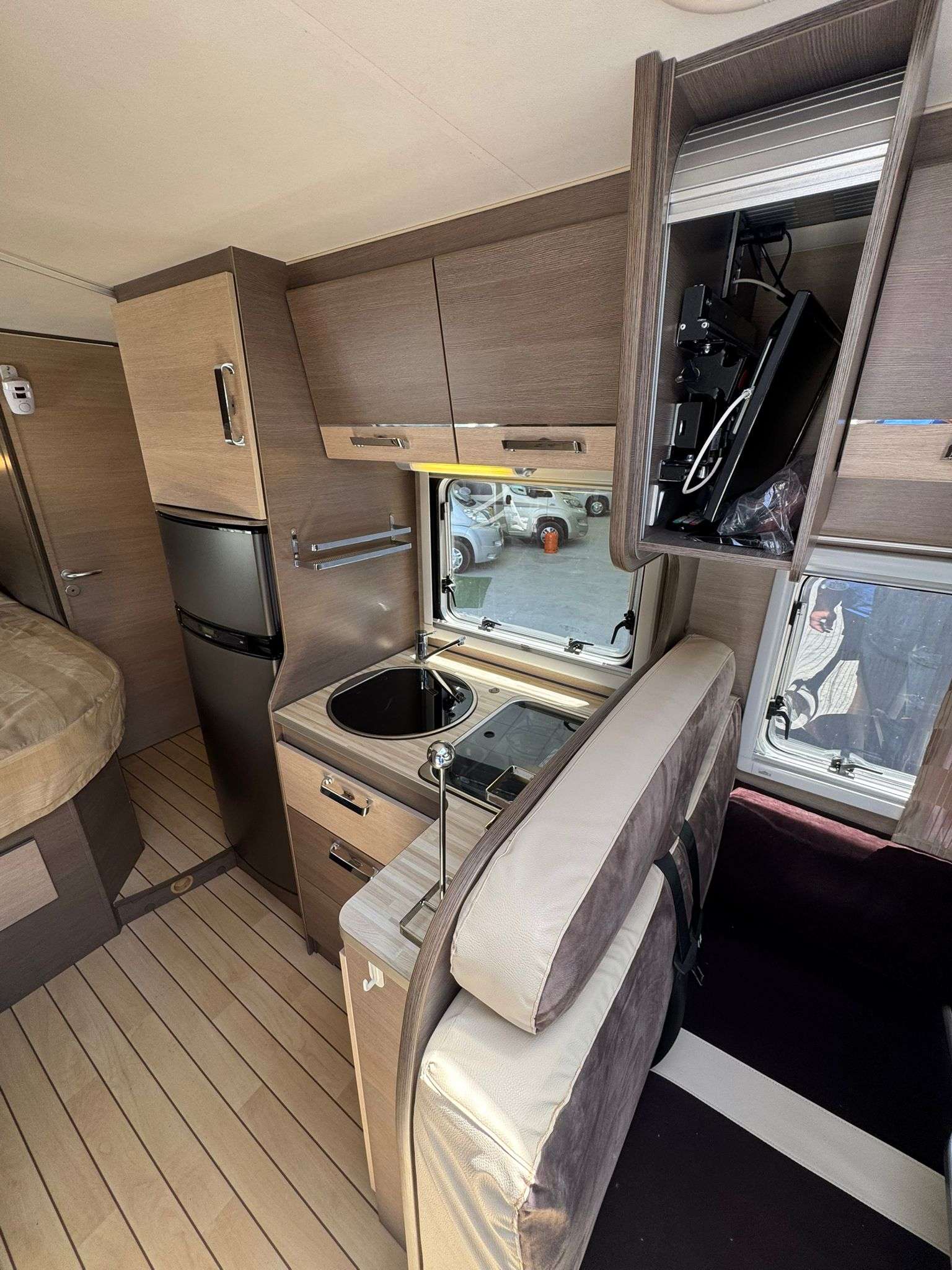 RESERVADA!!!AUTOCARAVANA PERFILADA BAVARIA T69 ARCTIC CAMA ISLA - Imagen 6