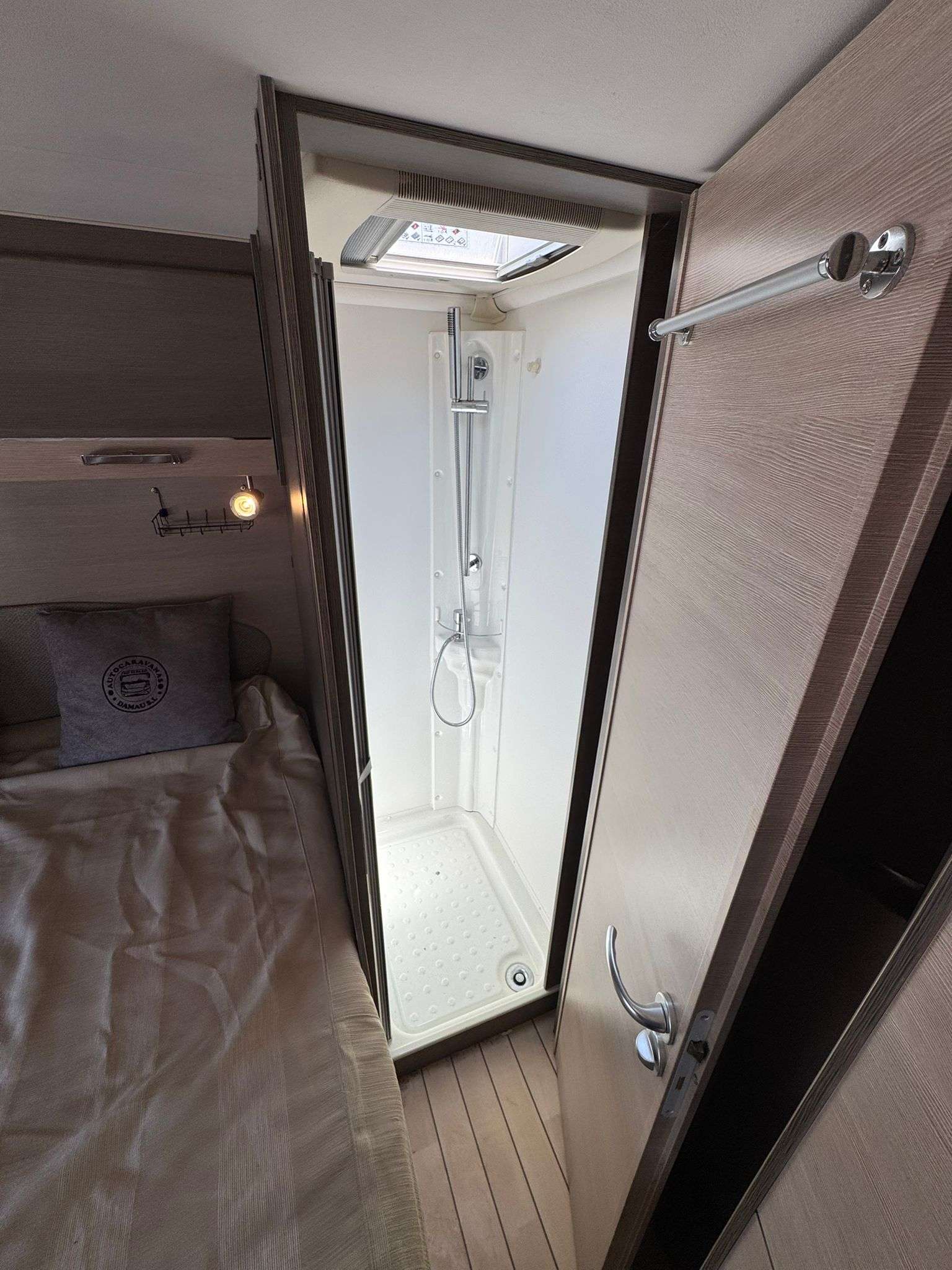 RESERVADA!!!AUTOCARAVANA PERFILADA BAVARIA T69 ARCTIC CAMA ISLA - Imagen 10