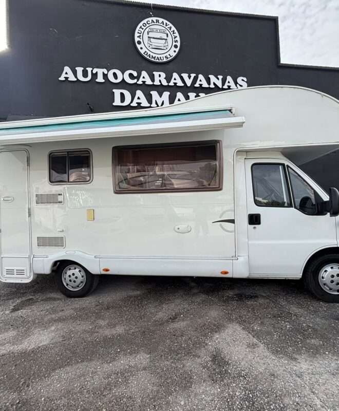 AUTOCARAVANA CAPUCHINA ROLLER TEAM  LITERAS TRASERAS