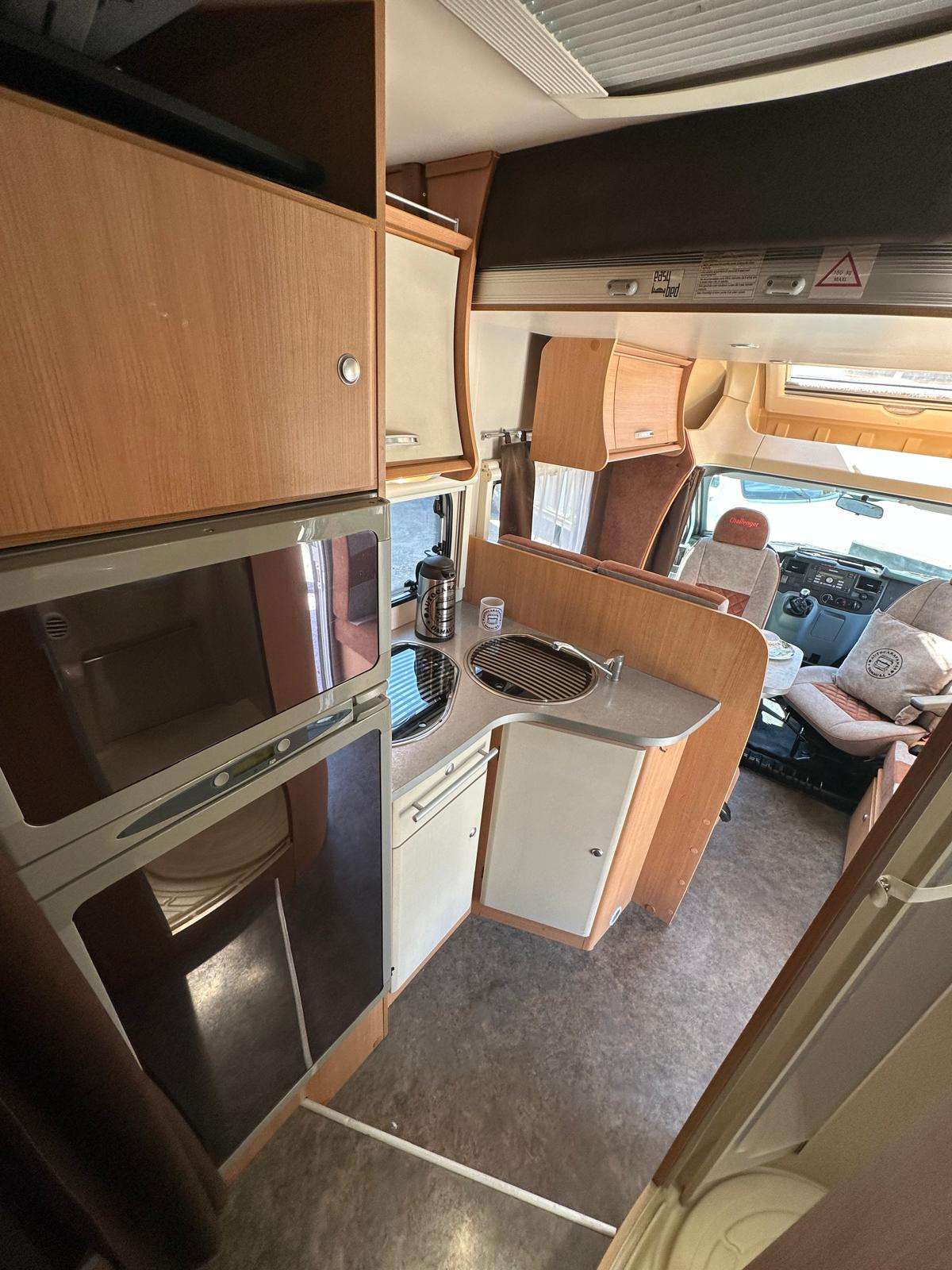 RESEVADA!!!AUTOCARAVANA PERFILADA CHAUSSON GENESIS 60 CAMA ISLA 5 PLAZAS - Imagen 3