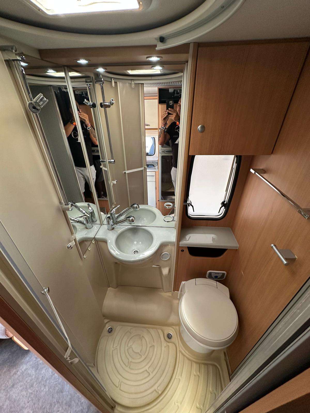 RESEVADA!!!AUTOCARAVANA PERFILADA CHAUSSON GENESIS 60 CAMA ISLA 5 PLAZAS - Imagen 4