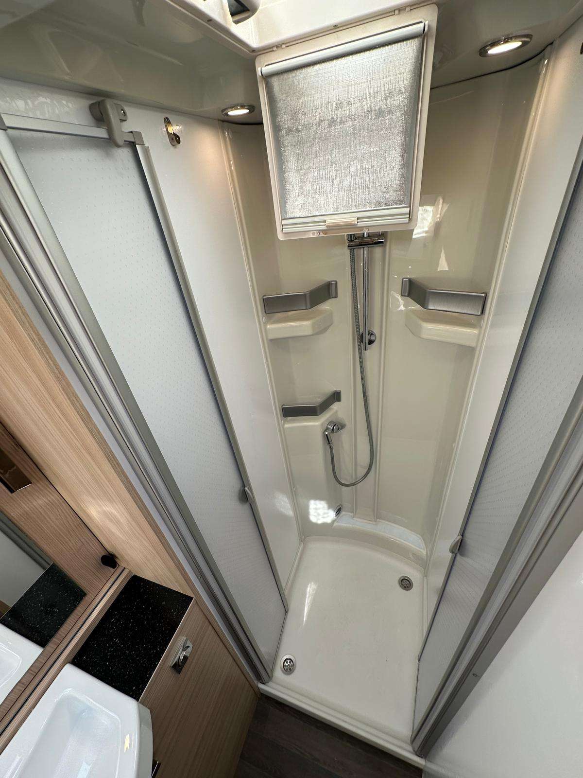 AUTOCARAVANA PERFILADA BURSTNER NEXXO iT680g GRAN SALON - Imagen 10